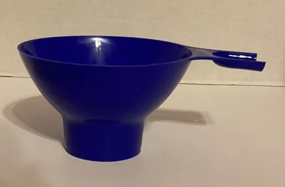 Funil de conserva vintage grande plástico azul 2” abertura 5” diâmetro - Imagem 1 de 4
