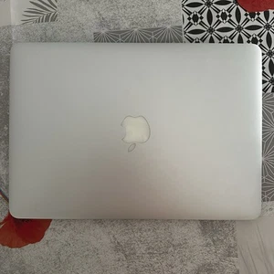 Apple MacBook Air 13" (2015) - Intel Core i5 1,6GHz - 4GB RAM - SSD 128GB Grade A - Bild 1 von 5