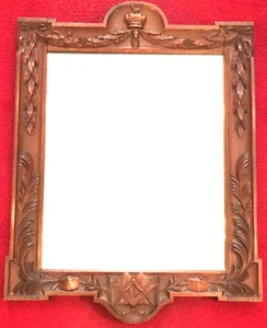 Spiegel mit Freimauermotiven im holzgeschnitzten Rahmen - Bild 1 von 4