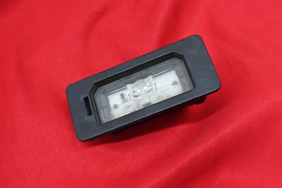 Lámpara de luz de matrícula trasera izquierda y derecha BMW G30 serie 5 OEM ✅ Foto 1 de 4