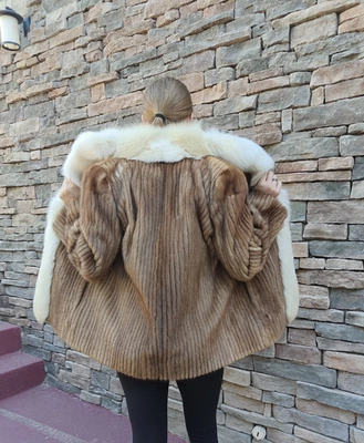 COMO NUEVO GENUINO PASTEL SAGA VISÓN Y RUBOR BLANCO ZORRO ESMOQUIN RIBETE PIEL ABRIGO PARA MUJER TALLA S Foto 1 de 4