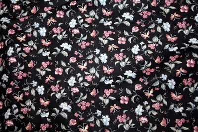 COQUETEO FLORAL COUNTRY EN ROSA, AZUL Y NEGRO - RESORTES - TELA 100% ALGODÓN Foto 1 de 4