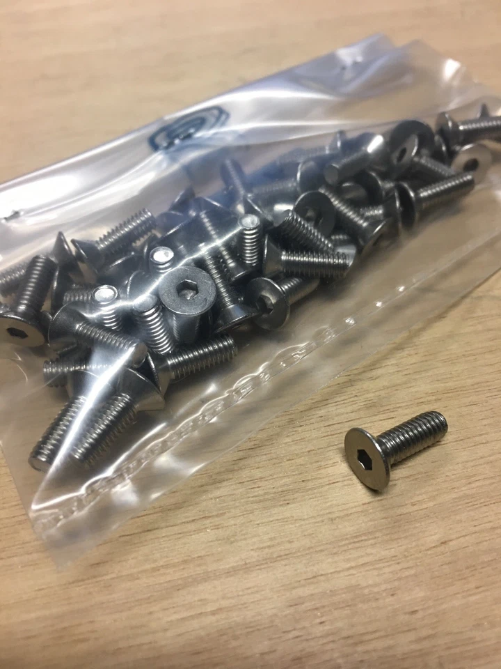 VITE ACCIAIO INOX M4X9 TESTA SVASATA PIANA ESAGONO INCASSATO CH. 2,5mm  30PZ. - Immagine 1 di 1