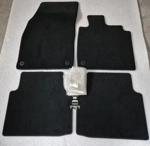 11C863011 Alfombrillas negras originales Volkswagen Reino Unido RHD 2021-2025 VW ID4 ID5 VW ID5 - Imagen 1 de 14