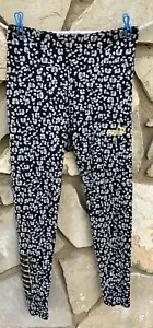 Leggings PUMA Pequeños Grises Negros Estampado Leopardo Pierna Deletrear Excelente Estado - Imagen 1 de 6