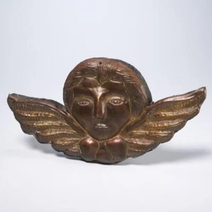 Antigua escultura colgante de ángel putti querubín de madera montada en bronce martillado 10,5" w - Imagen 1 de 6