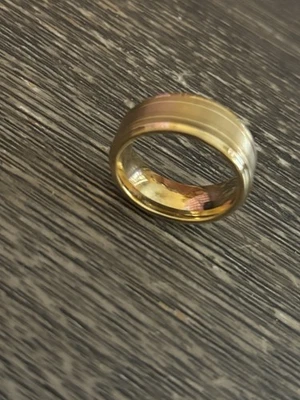 Anel de casamento de carboneto de tungstênio escovado centro cor ouro tamanho 12,75 - Imagem 1 de 2