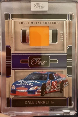 2025 Panini Turn Four Racing Дейл Джарретт ОБРАЗЦЫ ЛИСТОВОГО МЕТАЛЛА РЕЛИКВИЯ /49 ЗАПЕЧАТАННЫЕ - Изображение 1 из 2