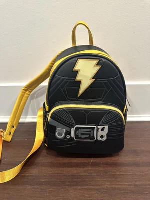 Mini Mochila DC Comics Negra Adam Iluminada Cosplay The Rock Loungefly Foto 1 de 4