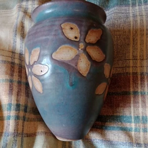 Studio Pottery Stoneware Wax Resist Blue Floral Vase 13 cm Tall VGC Potters Sign - Picture 1 of 6