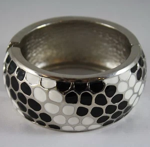 BRACCIALE RIGIDO A MOLLA IN ACCIAIO SMALTATO BIANCO E NERO LUNGHEZZA 19 CM - Picture 1 of 1