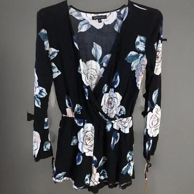 Mameluco Kendall & Kylie Talla M Negro Estampado Floral Manga Larga Usado en Excelente Condición Forrado en V Profundo Foto 1 de 4