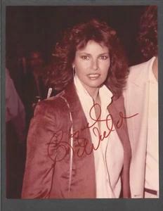 Raquel Welch - signed Autogramm Farb 8x10 Foto - Traumhafte Reise - Bild 1 von 2