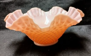 HOBNAIL VETRO LATTE ROSA PASTELLO FENTON VINTAGE BORDI ARRICCIATI 10 1/4"D - Foto 1 di 7