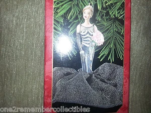 Hallmark Recuerdo 1999 Barbie 40TH Aniversario Navidad Ornamento Mattel Nuevo - Imagen 1 de 9