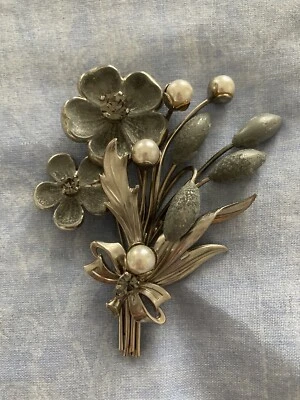 80’S Vintage Grey/Pearl/Diamanté/Silver Coloured Flower Statement Brooch VGC - Image 1 of 4