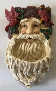 Vintage 90’s Woodland Santa Face CardinalFaux Carved Tree Stump 9.5” Wall Pocket - Bild 1 von 5