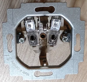 Busch-Jaeger Steckdoseneinsatz 41381; 0489-4226 NEU (4) - Bild 1 von 1