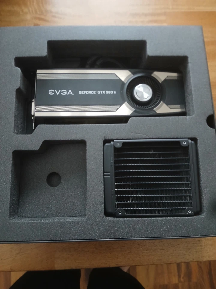 EVGA NVIDIA GTX Titan x 12GB GDDR5 GPU Maxwell Cuda Card Custom Hybrid Cooler - Image 1 of 2
