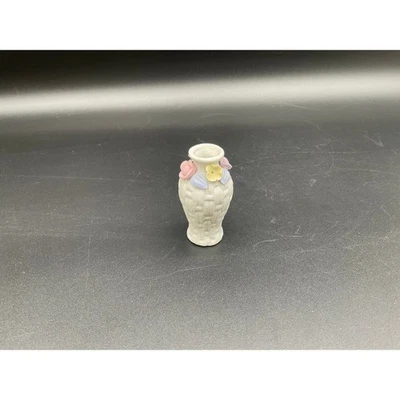 Jarrón vintage de cerámica con apliques de flores de 3′′ de alto tejido de cesta textura flores pastel Foto 1 de 4