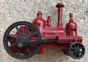 Sacapuntas de metal fundido a presión rojo miniatura tractor de vapor 1975 de colección ¡GUAU! - Imagen 1 de 5