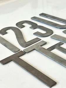 Letras y números de metal de 8 pulgadas con acabado oxidado o natural agujeros de montaje disponibles - Imagen 1 de 15