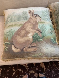 Par de almohadas tapiz de lana Aubusson Francia conejos cremallera pluma inserción 20" - Imagen 1 de 12