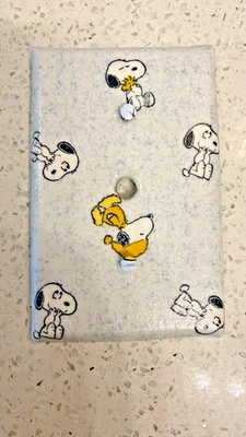 PLACAS DE INTERRUPTOR SNOOPY COM DESCONTO E CAPAS DE TOMADA FEITAS À MÃO COM TECIDO - Imagem 1 de 2