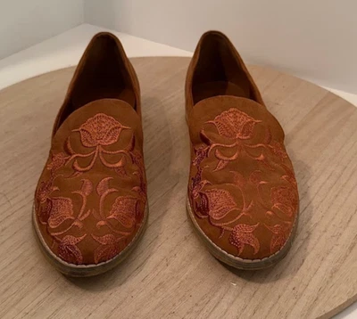 Indigo Rd. Mocasines para mujer bordados talla 8,5- marrón gamuza floral sin cordones Foto 1 de 4