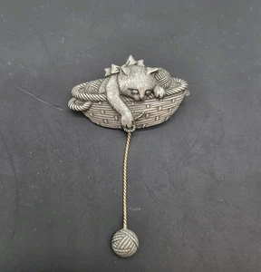 Broche prendedor vintage JJ Jonette gato estaño tono dorado gato hilo cesta novedad  - Imagen 1 de 4