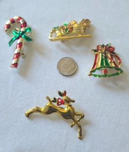 Vintage goldfarbene Weihnachtsbrosche Lot SCHLITTEN Glocke RENTIER Zuckerstange neu aus altem Lagerbestand Gerry's - Bild 1 von 3