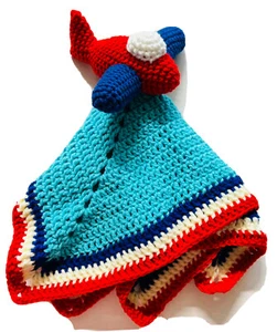 MANTA BEBÉ DE GANCHILLO HECHA A MANO AVIÓN AMORY - UNISEX - NUEVO REGALO DUCHA - Imagen 1 de 8
