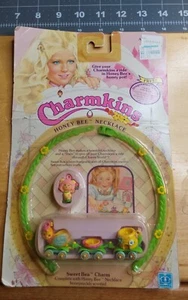 1984 Hasbro kartoniert unbenutzt Charmkins Honigbiene Halskette Sweet Bea Charm - Bild 1 von 4