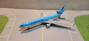 SJKAL048A KOREAN AIR CARGO MD-11 MODELLINO PRESSOFUSO SCALA 1:500 CON INGRANAGGIO E SUPPORTO - Foto 1 di 2