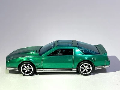 Pontiac Firebird Spectraflame 1984 hecho a medida verde con pilotos reales Hot Wheels Foto 1 de 4