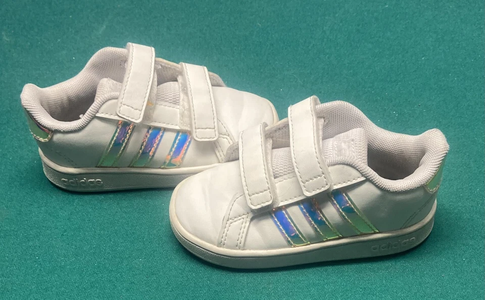 Adidas Zapatos para Niños Pequeños Talla 6 Modelo # SHD 675005 Blanco con Plata ¡En Excelente Estado! Foto 1 de 4