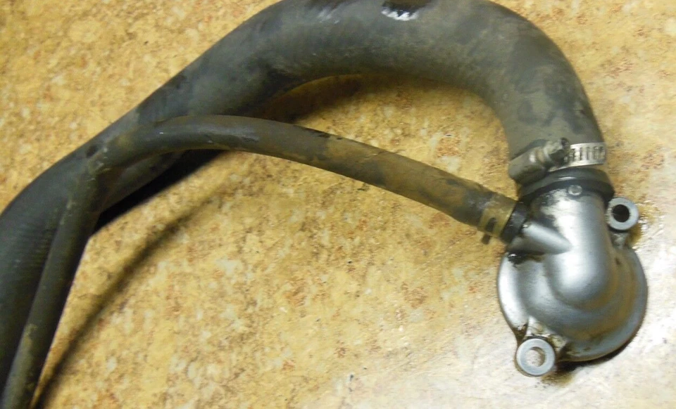 Honda CBR600F4 CBR 600 F4 CBR600 2001 refrigeración del motor termostato carcasa Foto 1 de 1