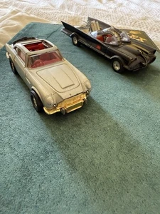 Corgi Toys James Bond 007 Aston Martin DB5 Silver Vintage Car And Batmobile - Picture 1 of 13