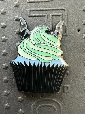 LEER Prendedor Disney Villanos Loungefly Cupcake Caja Ciega Prendedor Cupcake Maléfica Foto 1 de 3