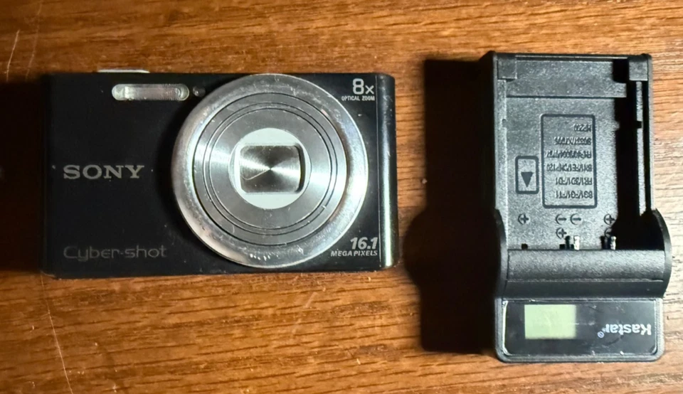 SONY Cyber-shot DSC-W730 16.1 MP Digital Camera 8x Zoom With battery/chrg  black - Image 1 of 4