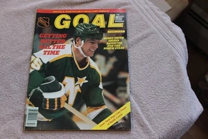 1982 (Feb) GOAL hockey magazine - Bobby Smith cover; intact poster (high grade) - Picture 1 of 3