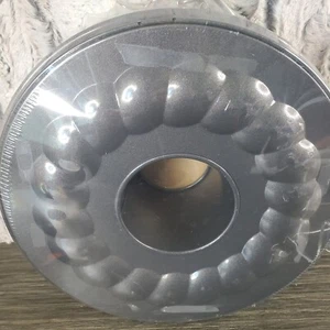 Le Gourmet Chef Classic Springform Pan - 2 Bases, Raised Detail 10- Inch Round - Picture 1 of 6