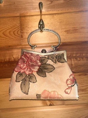 Bolso de noche adornado con cuentas en naranja con estampado floral Foto 1 de 4