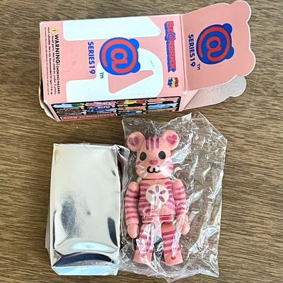 Medicom Be@rbrick Bearbrick 100% - СЕРИЯ 19 - МИЛАЯ фигурка розового кота Шокотан - Изображение 1 из 4
