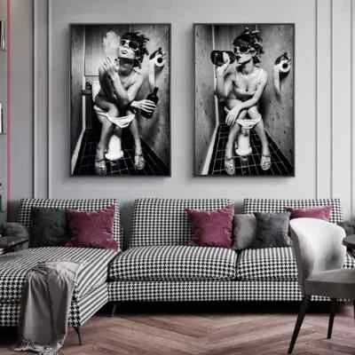 Mujer sentada en el inodoro en blanco y negro Sexy Mujer Lienzo Pintura Impresión Arte Foto 1 de 4
