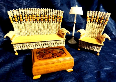 Sofá de mimbre silla final lámpara de mesa casa de muñecas muebles en miniatura firmados con fecha KBM Foto 1 de 4