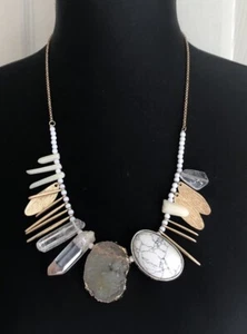 Collar Boho pieza llamativa tono dorado de cristal transparente sintético y piedra blanca - Imagen 1 de 4