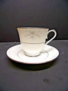 Taza y platillo con patrón de cintas de seda Noritake - Imagen 1 de 1