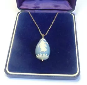 WEDGWOOD LARGE EGG SHAPED JASPER DANCING HOURS PENDANT ON 18 INCH SILVER CHAIN - Picture 1 of 2