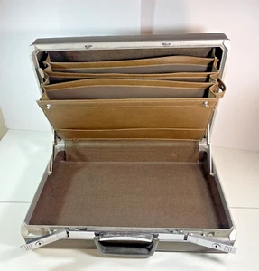 Vintage Royal Traveller Hard Briefcase Brown No Key - Picture 1 of 18